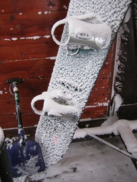 玄関まで吹き込んだ雪がエビの尻尾状に板に張り付いていた